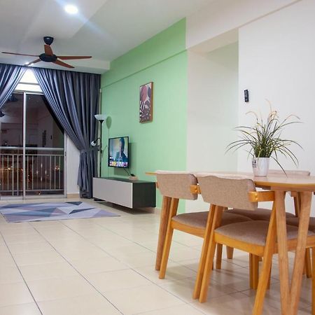 Five H Family Service Apartment Сери Кембанган Екстериор снимка