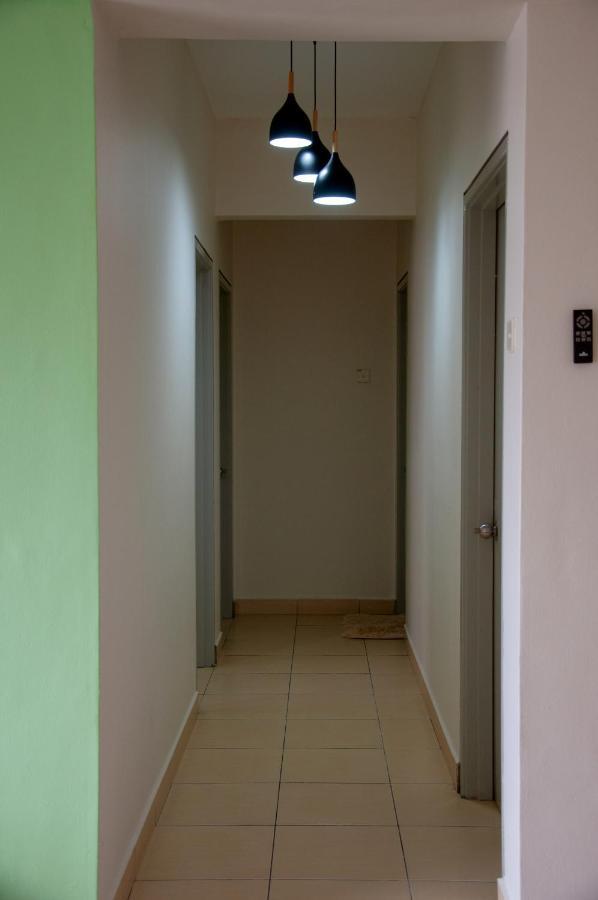 Five H Family Service Apartment Сери Кембанган Екстериор снимка