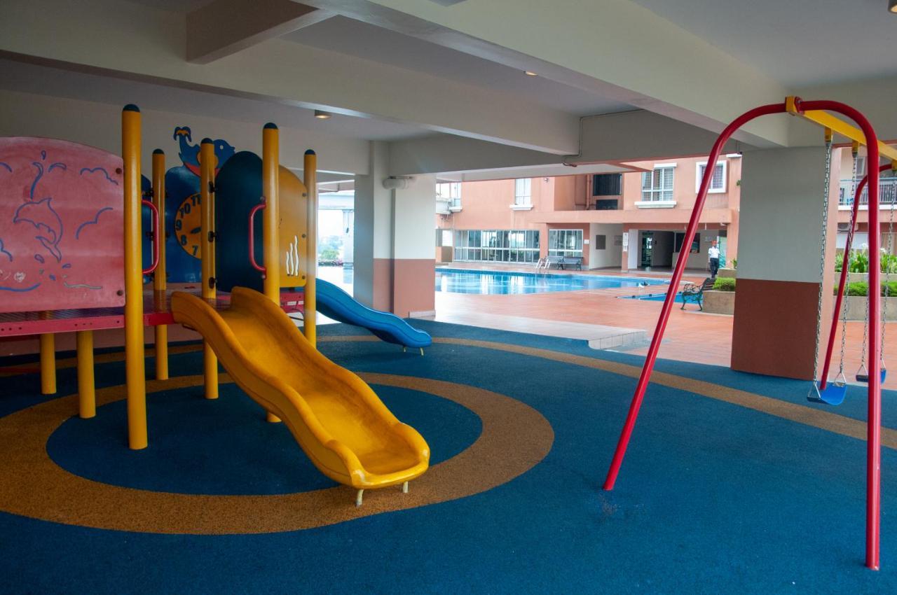 Five H Family Service Apartment Сери Кембанган Екстериор снимка