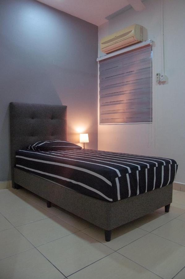 Five H Family Service Apartment Сери Кембанган Екстериор снимка