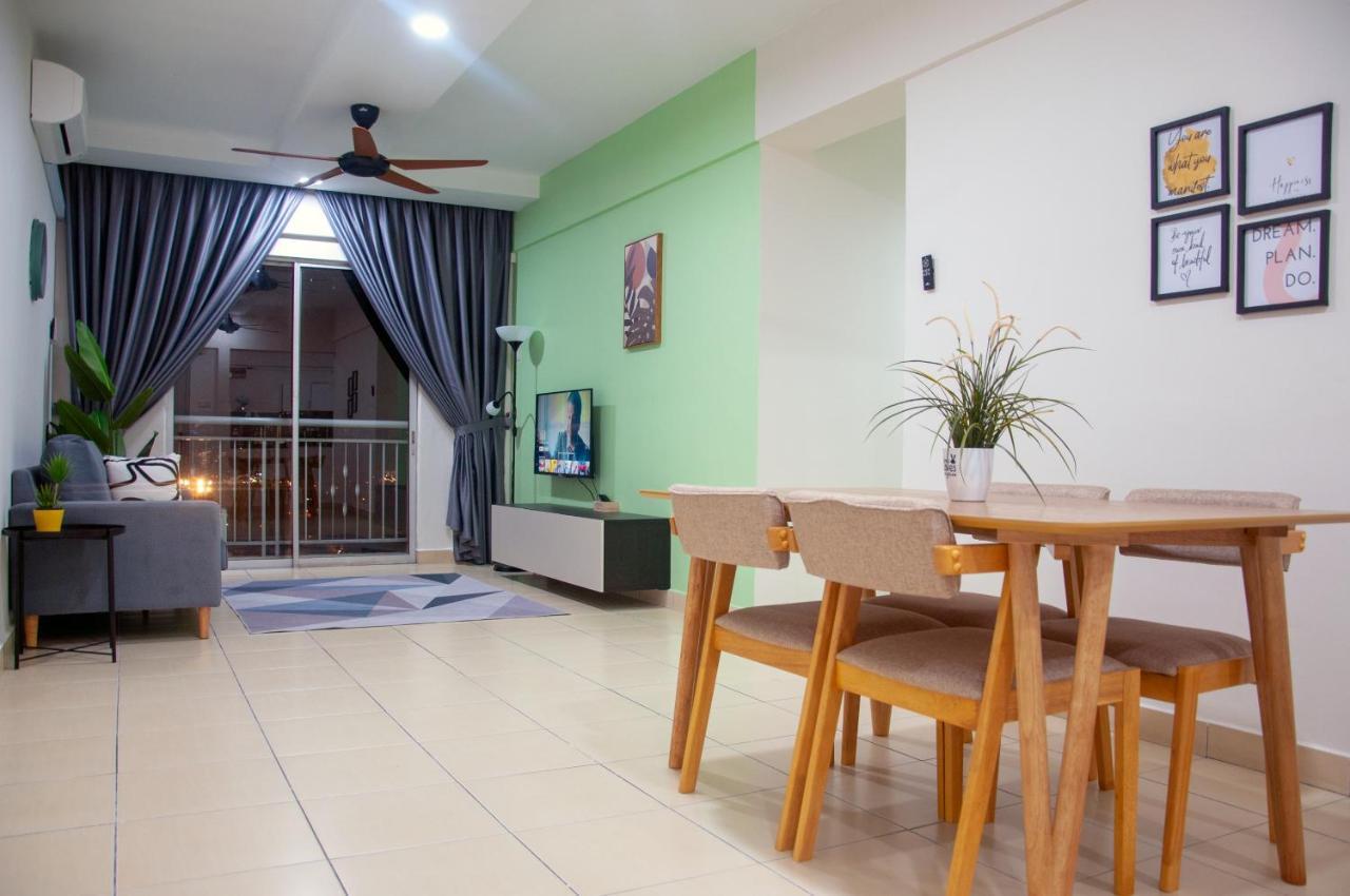 Five H Family Service Apartment Сери Кембанган Екстериор снимка