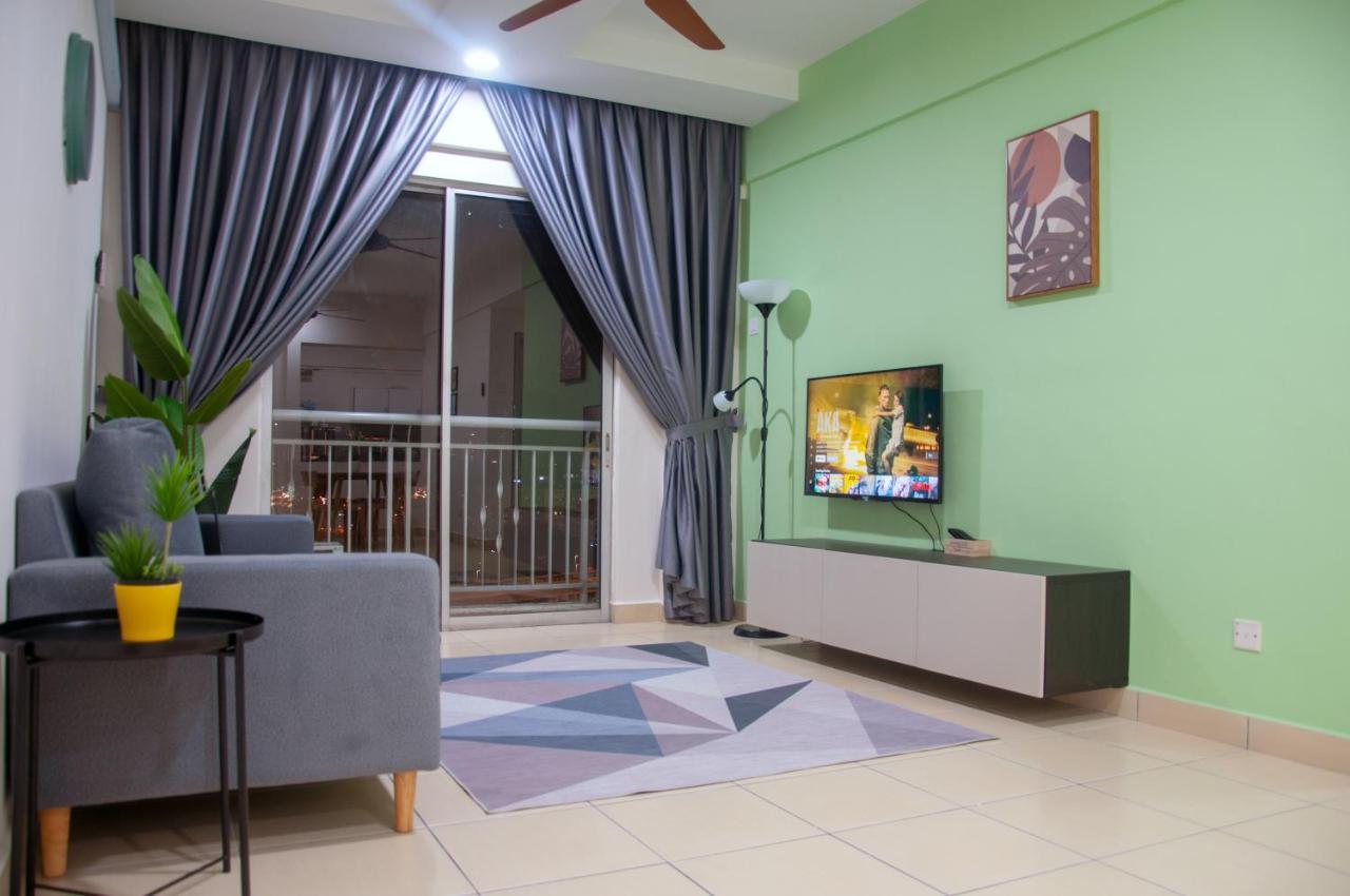 Five H Family Service Apartment Сери Кембанган Екстериор снимка